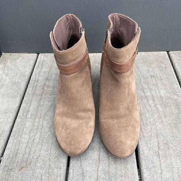 Clarks Collection Ankle Boots Tan Suede Leather Zip Heeled Size 9.5 Soft Cushion - Picture 2 of 9